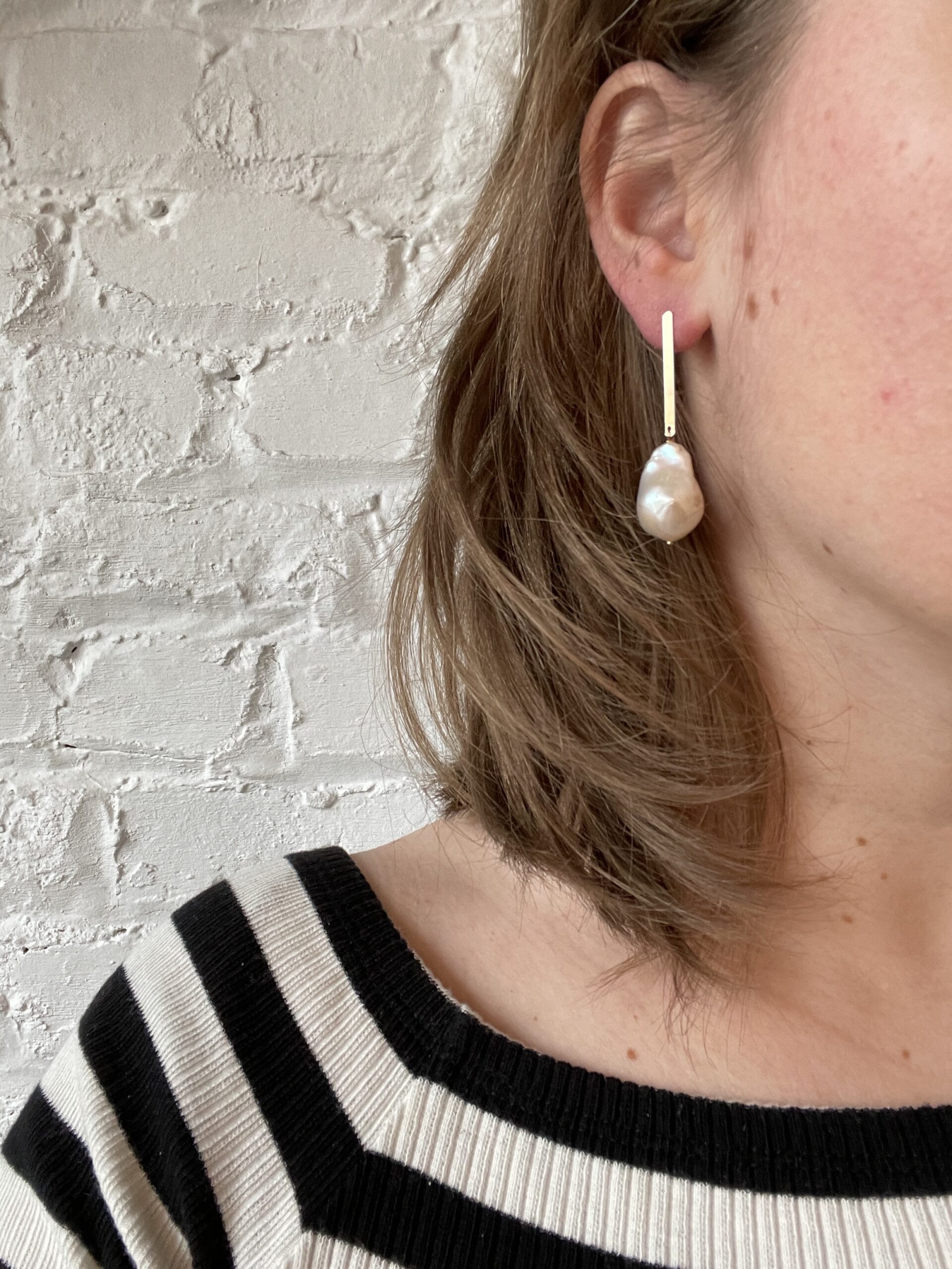 Gold filled oorringen barokke parel gedragen Gold filled oorringen barokke parel gedragen