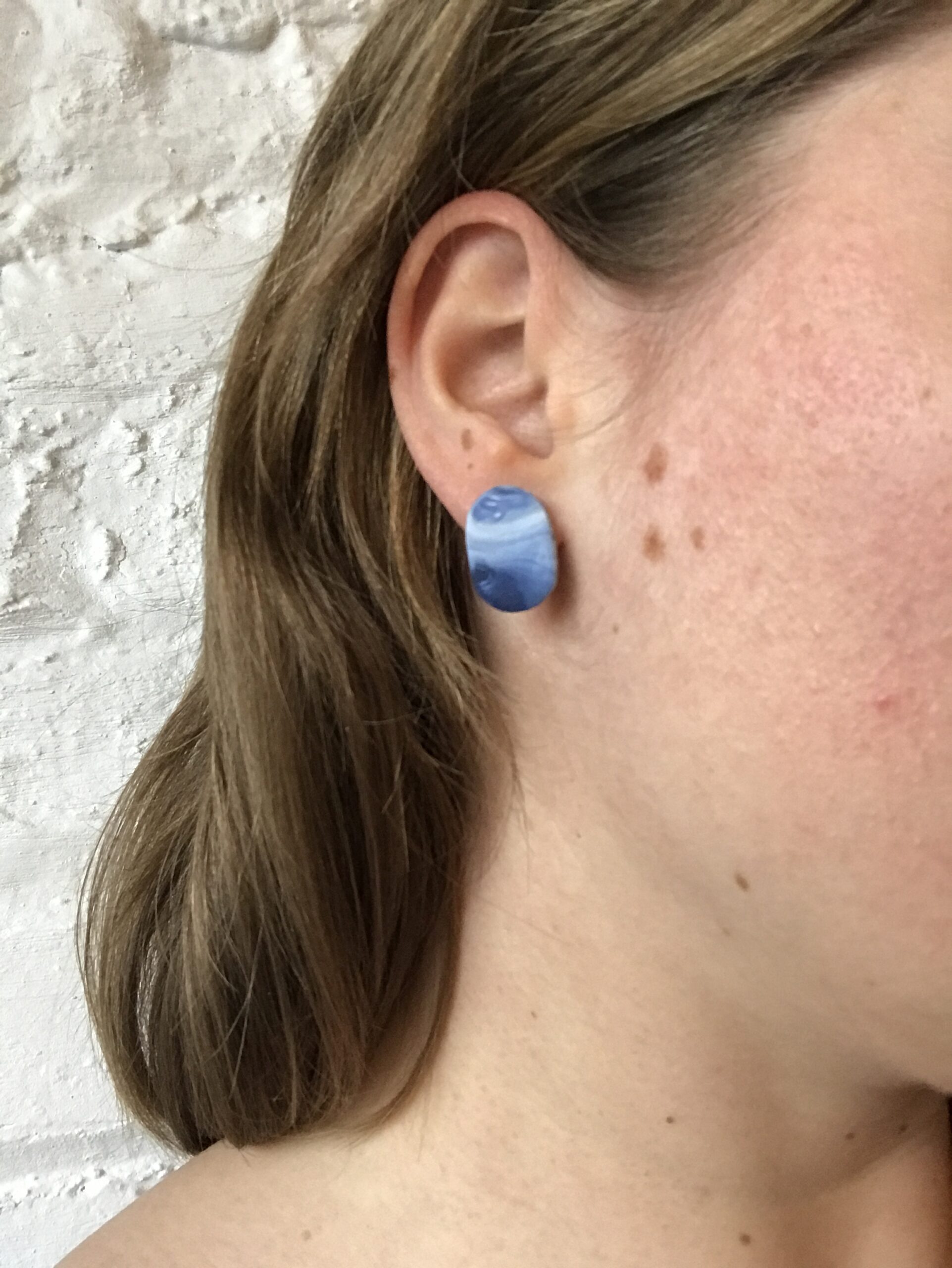 Jill studs blauw gedragen Jill studs blauw aan oor
