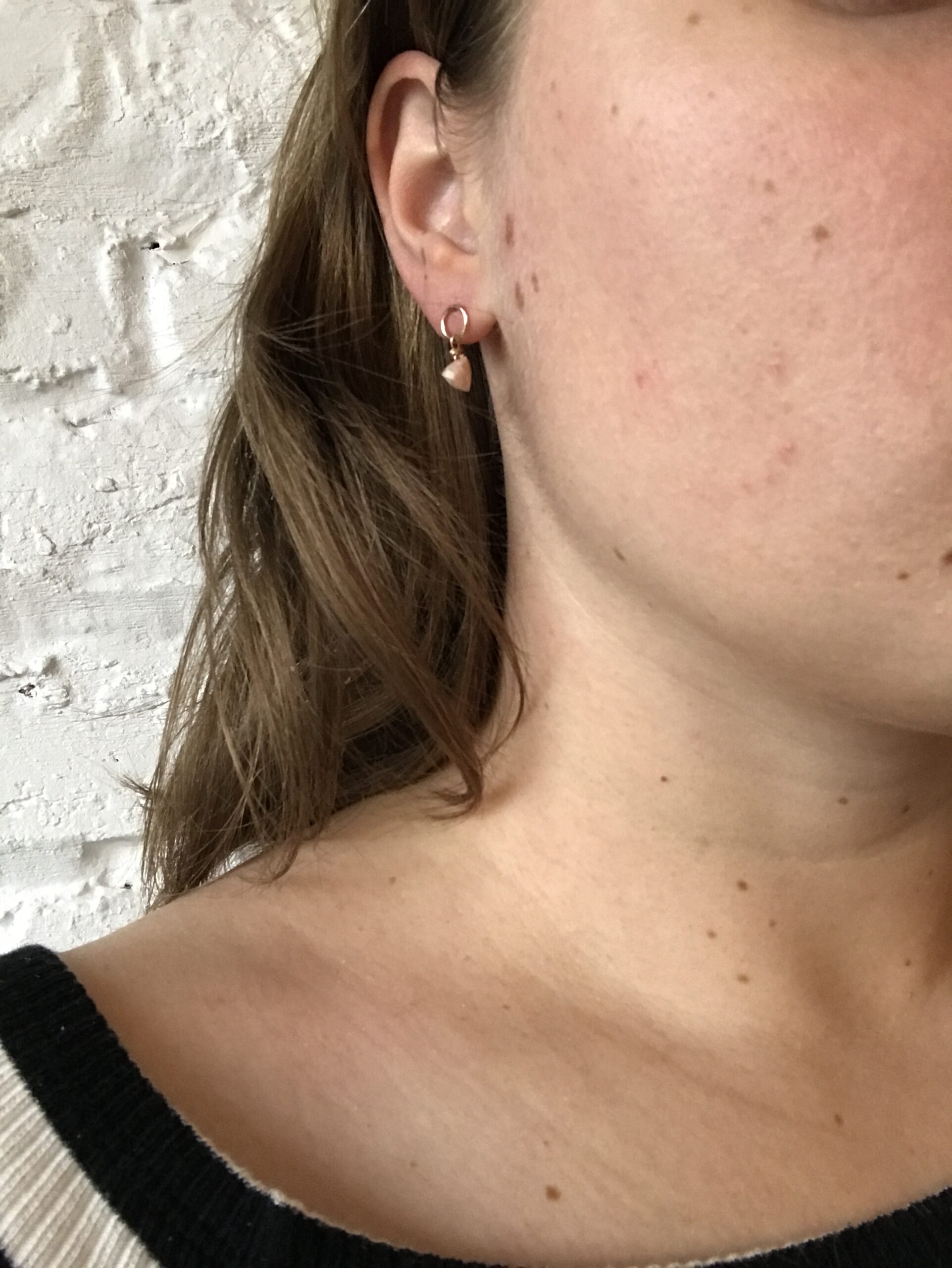 Goldfilled oorsteker lichtroze opaal gedragen Goldfilled oorsteker lichtroze opaal aan oor