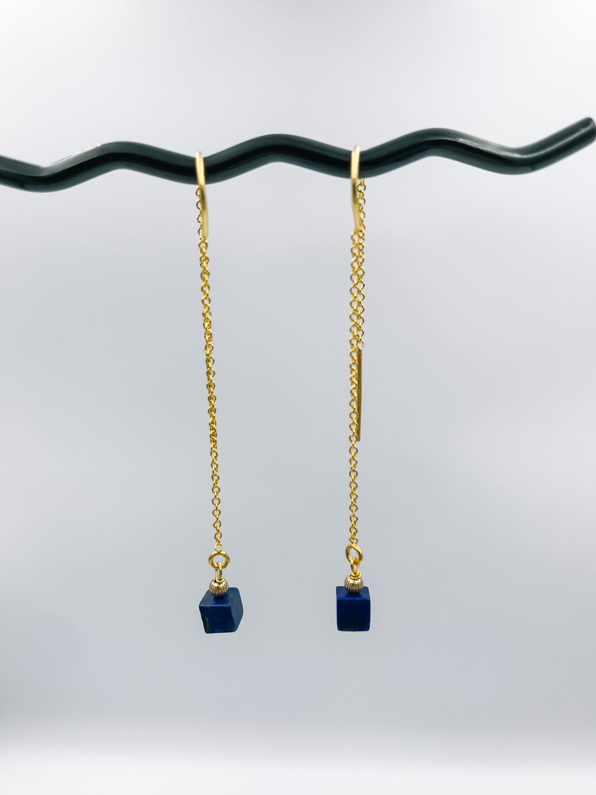 Goldfilled doortrekoorringen lapis lazuli vooraanzicht Goldfilled doortrekoorringen lapis lazuli vooraanzicht