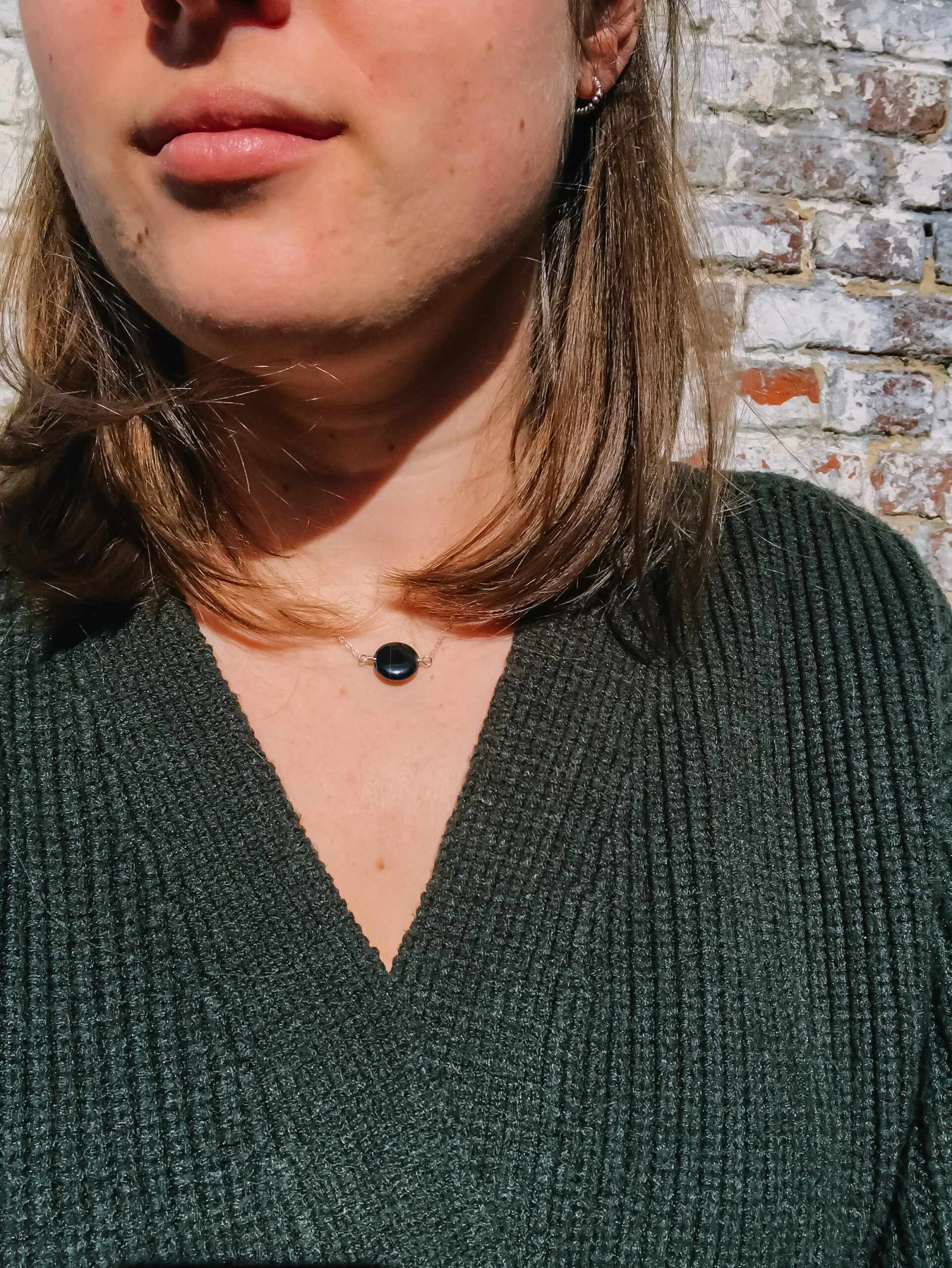 Zilveren ketting met valkoog gedragen Zilveren ketting met valkoog